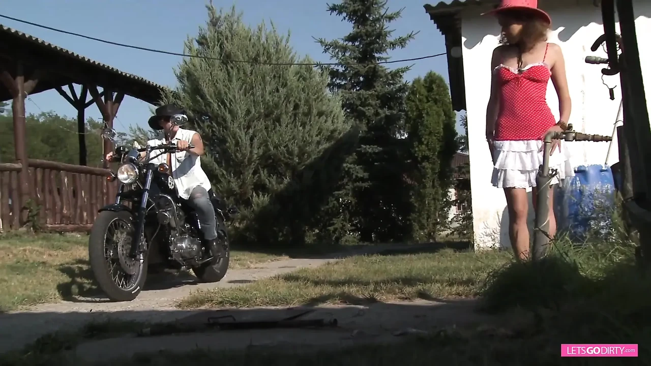 Cock hungry brunette gets anally screwed outdoors