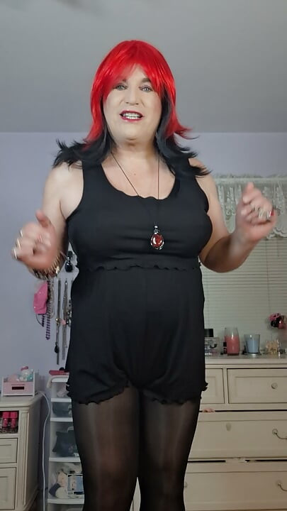 Keluar dengan pantyhose hitam mengkilap!