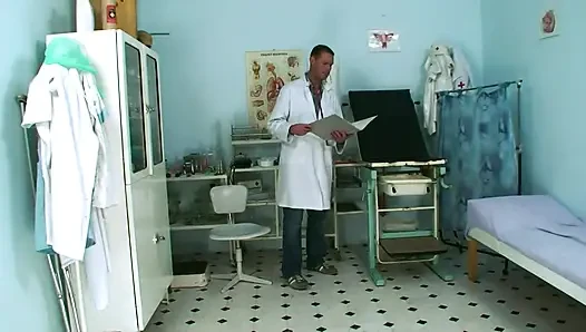Она возбуждается на приеме своего доктора и позволяет себя трахнуться на кровати пациента