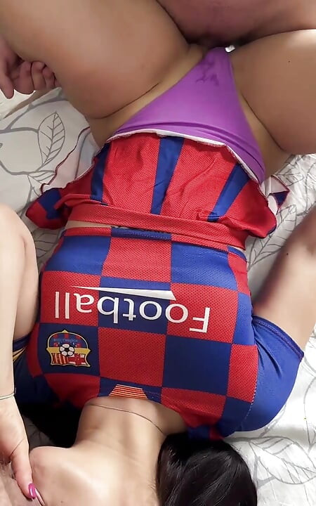 Gorąca cheerleaderka z dużym tyłkiem pieprzy dwa kutasy