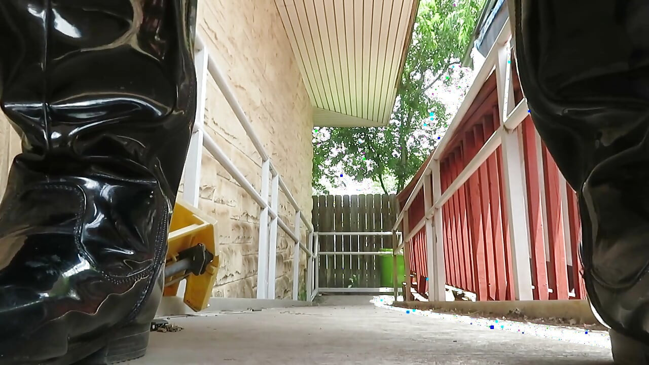 Botas pretas closeup teste para vídeo esmagador