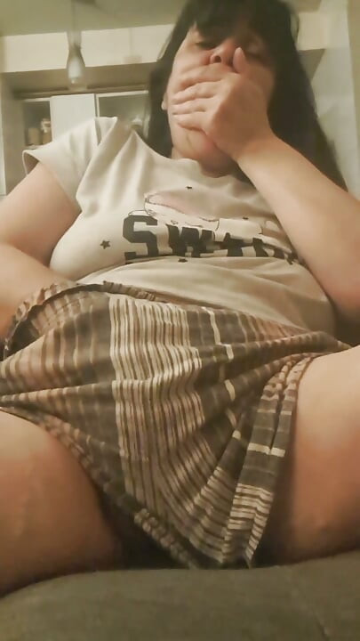 Zrela MILF u kratkim hlačama, pokazuje iznenađenje