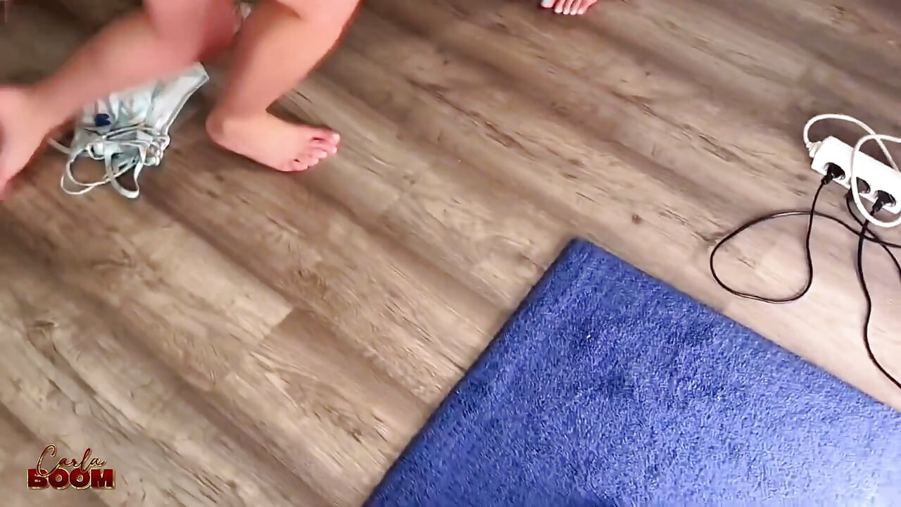 Fotograf z wielkim kutasem ma trójkąt ze swoimi dwoma napalonymi modelami - Carlą Boom, Sarą Retali i Sergio Lagos