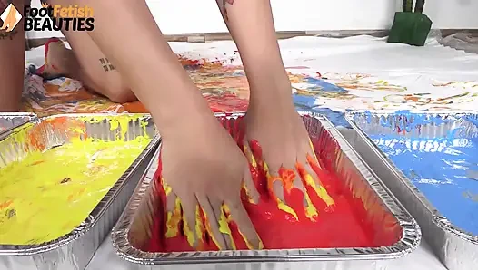 Brünette Diva streicht ihre Füße und Hände mit Farbe, um eine preisgekrönte Kunst zu schaffen