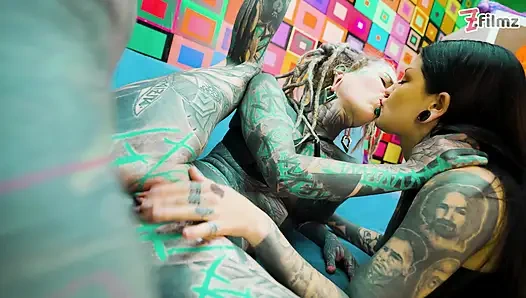 Gotik ve hippi piliç anal sikilmeyi ve yüzüne boşalmayı seviyor