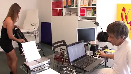 Cewek sange ini dientot habis-habisan di kursi sama dokternya