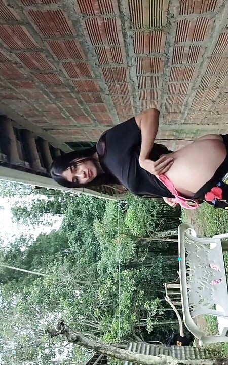 Yulieth Gomez se toca en el parque y muestra su coño y se quita toda la ropa