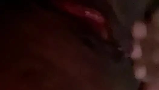 Bu güzel klitorisin ovuşturup öpülüyor