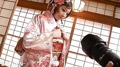 Klassieke Japanse tiener met kimono geneukt in gangbang