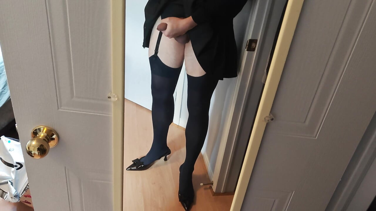 Târfa de birou în crossdressing se masturbează și ejaculează peste ciorapi și tocuri
