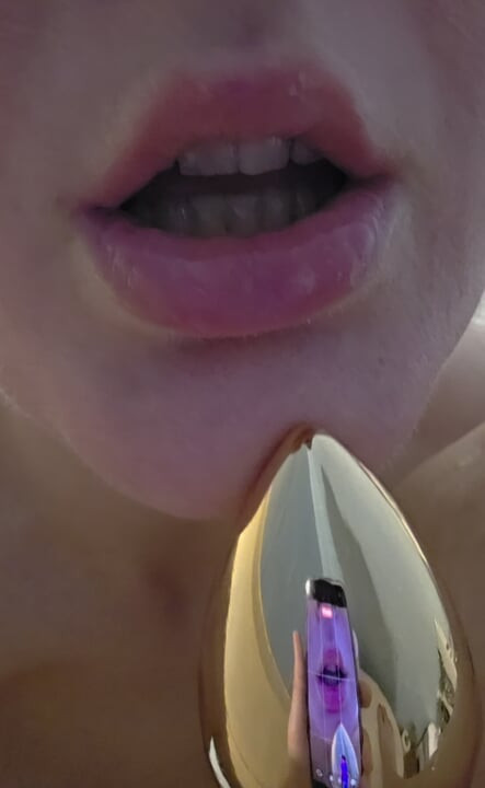 Ana Liz se excita con su lengua sexy y lame y chupa su tapón favorito