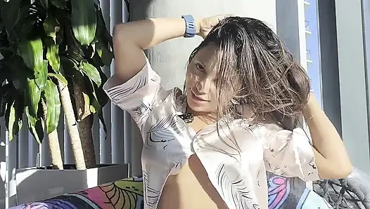 Cewek semok latina lagi asik muasin memeknya pakai vibrator warna biru sampai muncrat berkali-kali