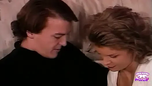 Ein geiles paar hat dampfenden sex und eine foxy blondine gesellt sich zu einem dreier.