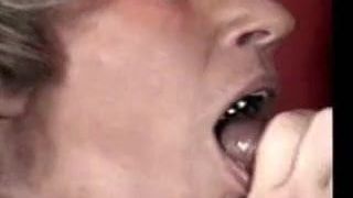 Éjaculation sur une bouche mature