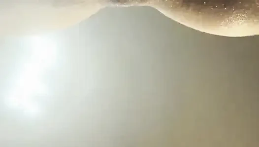 Sürtük tamircinin yarağını alıyor ve kocası yokken onu parmaklıyor