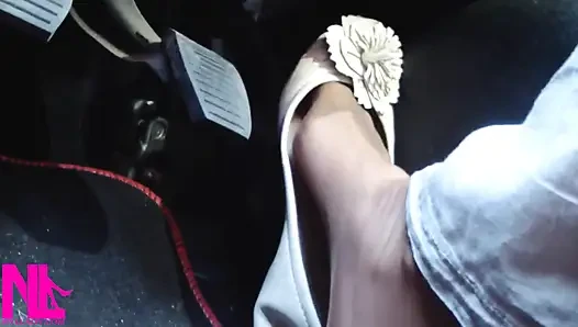 Pedal memompa dan mengemudi di jalan raya dengan flat yang usang lembut dan kaus kaki nilon