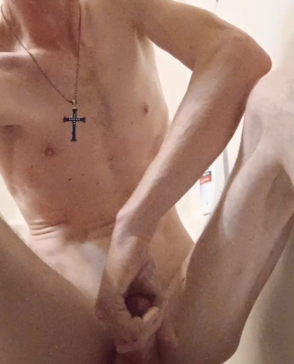 Reverse grip in the bathtub.