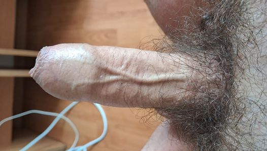 Un papa barbu tire sa grosse bite poilue - pas d’éjaculation