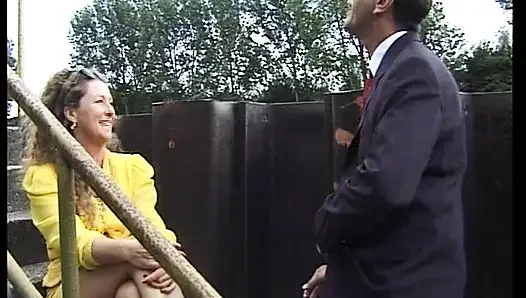 Немецкая пума в желтом платье трахает незнакомца на природе
