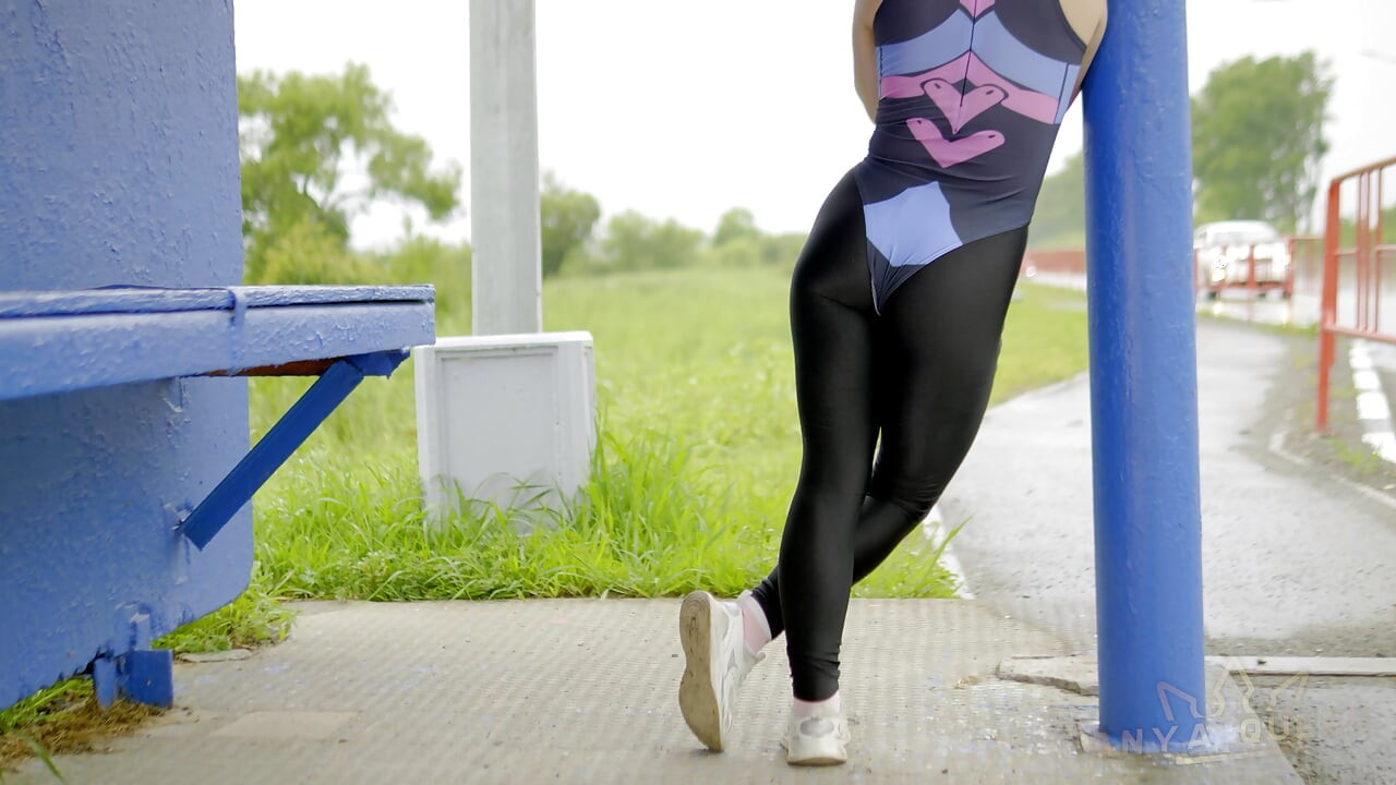 98- Outdoor Sfw. Ich necke vorbeifahrende Fahrer mit meinem outdoor-video in leggings und einem engen body! Magst du meinen look ??