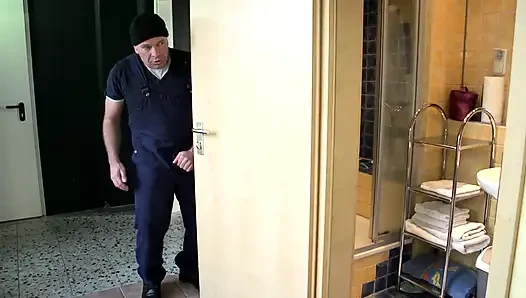 Bina hademe schwuttke - edepsiz hademe bina sürtüklerini ham sikiyor!