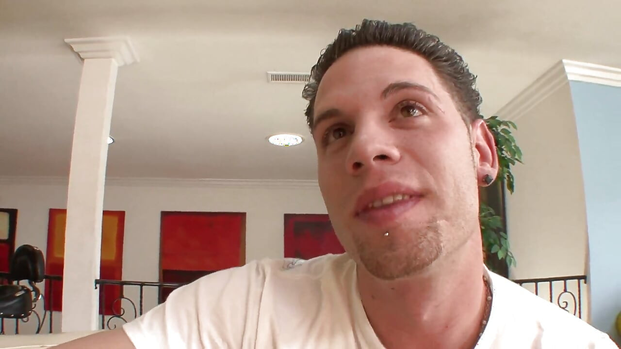 Bruneta excitată își unge curul perfect înainte de un futai dur