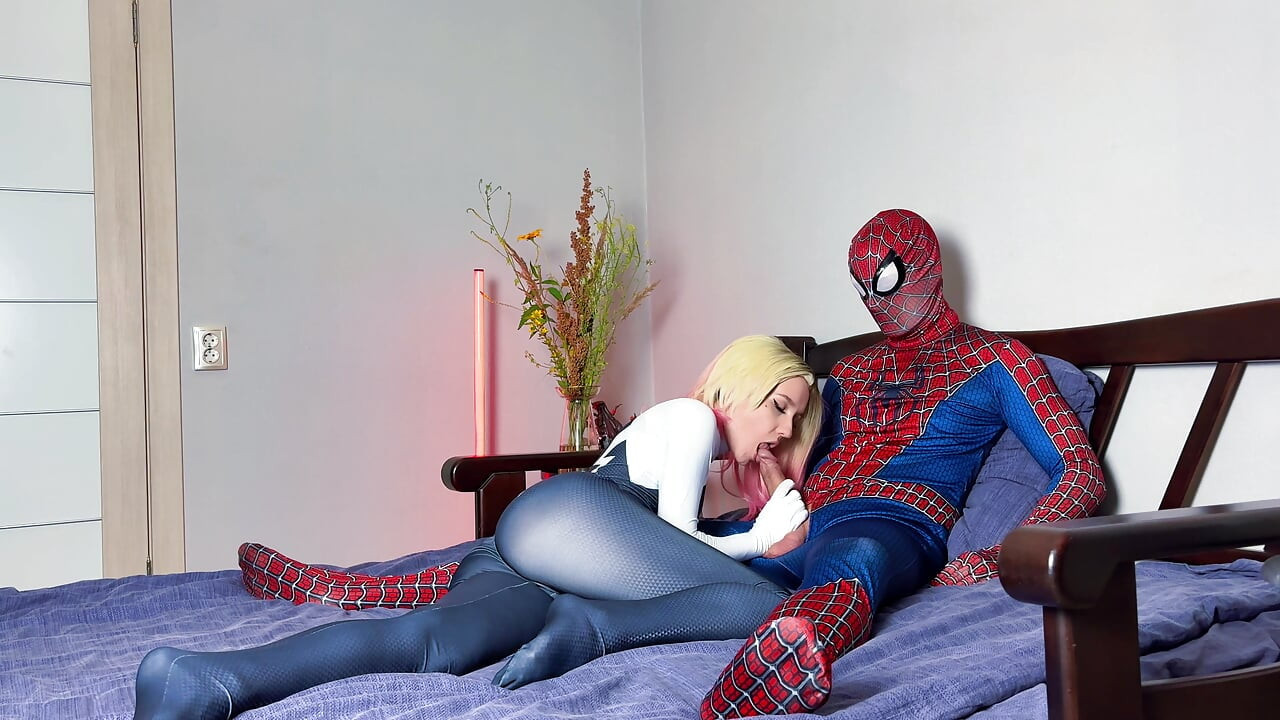 Gwen Stacy jezdí na ptákovi Spider-Mana