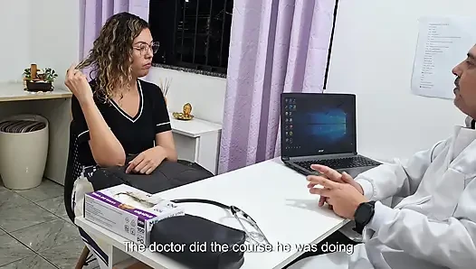 Pemeriksaan medis perut pasien di kantor dokter.
