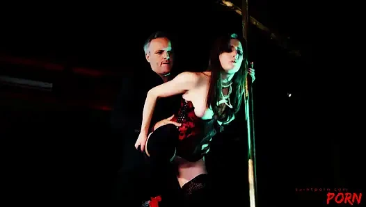 Samantha bentley adalah penari striptis yang longgar