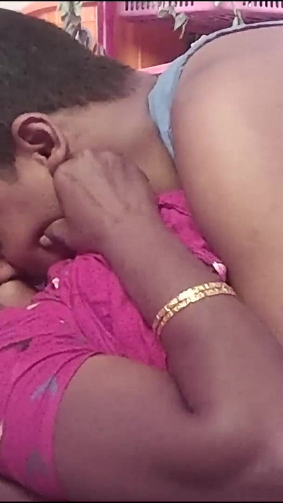 Moment puissant de « Village indien, une fille desi tamoule sexy s’embrasse »