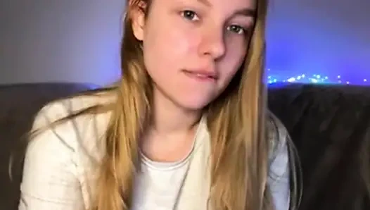 Jucielussie seksi elbisesiyle sıkı amcığını parmaklıyor