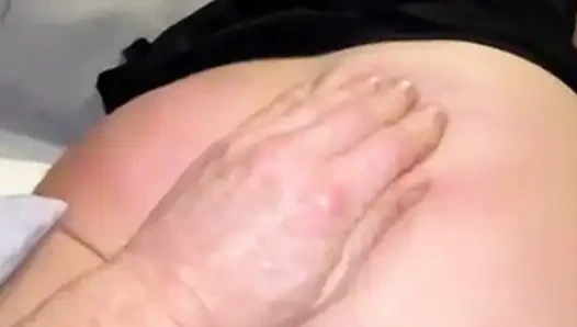 İtaatkar bir sürtüğü dövüyor