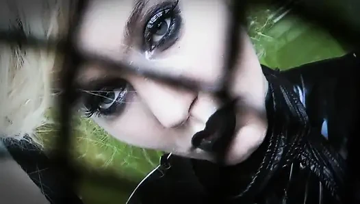 Terjebak di dalam jaring laba-labaku