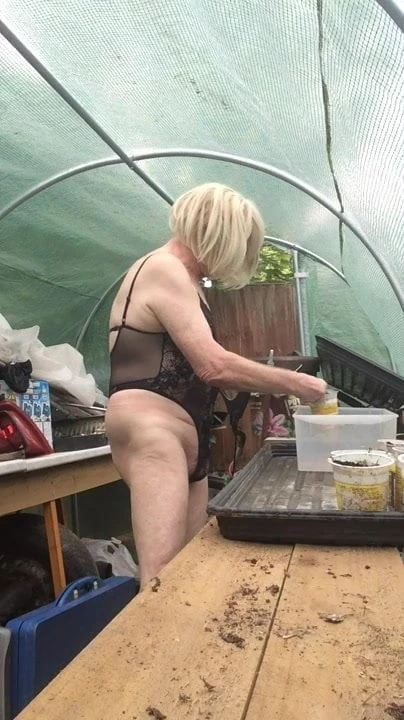 Master GHZ - Sissy Brenda - Garden 01