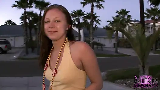 Kami bertemu dengan gadis kampus seksi ini di texas saat liburan musim semi