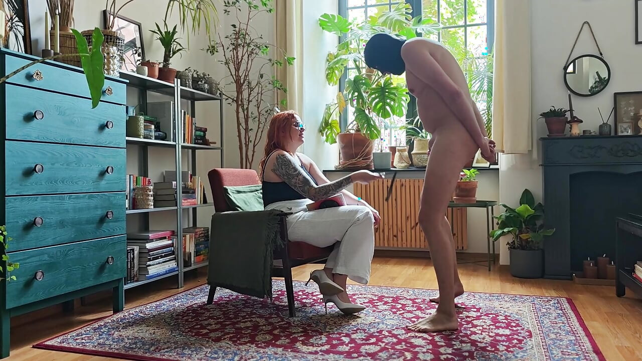 En sexslave i en peniskøje bliver pisket på nosserne og suger sin herres pik.