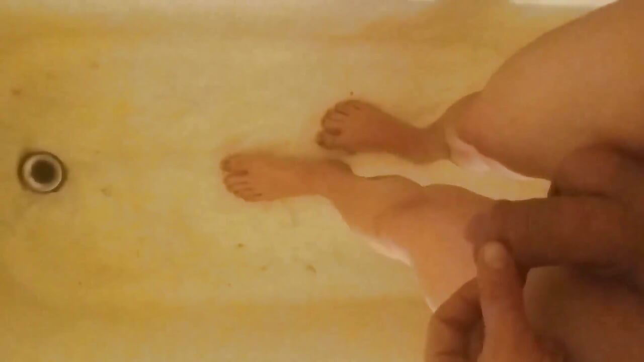 Nackt gehen und barfuß auf meine Füße pinkeln, in einer badewanne
