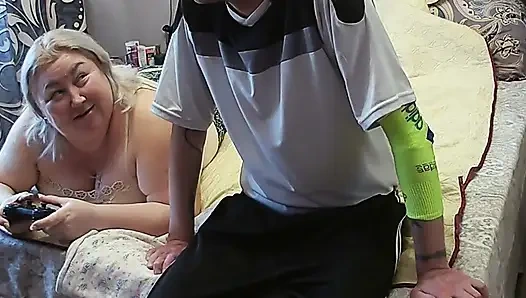 Kız arkadaşının oyununu konsolda böldü, onu ağzından sikti ve içine boşladı