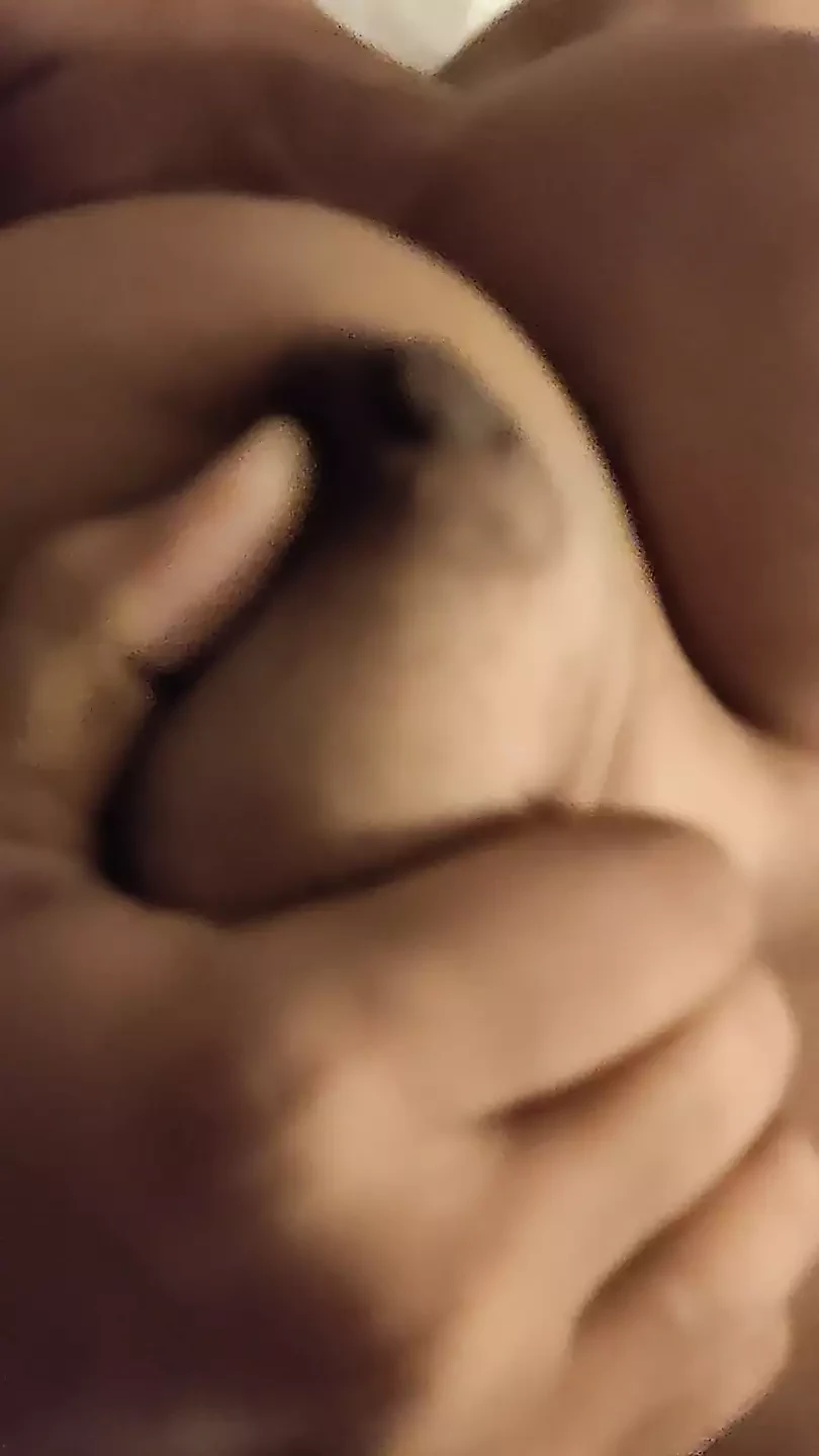 真正的印度女孩正在自慰。美丽的胸部被狠狠地玩弄，他们的阴户在夏天被指交