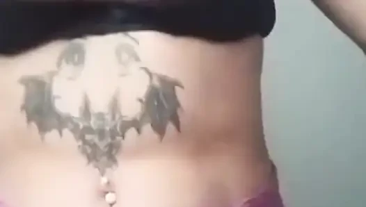 Kız arkadaşımın minyon, büyük memeli arkadaşı bana güzel göğüslerinin bir videosunu gönderiyor