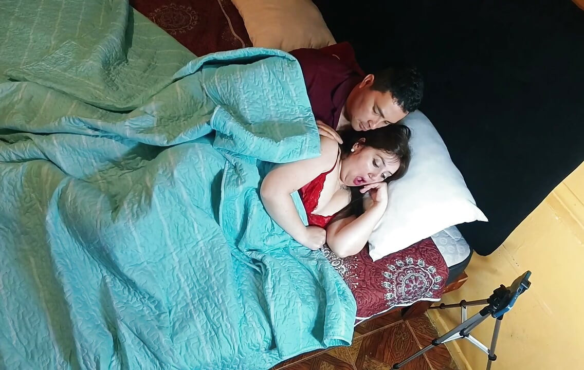 Ich teile ein bett mit meiner stiefschwester, und wir ficken am ende.