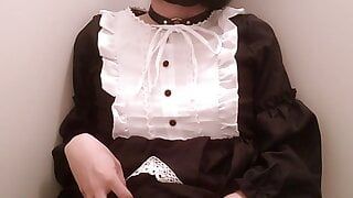 Geile Japanse femboy masturbeert met een vibrator in de outfit van een meid