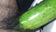 Mijn sexy strakke kont neuken van komkommer