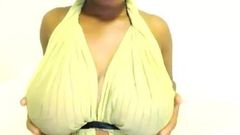 Chica de ébano con pechos enormes se burla de la audiencia en la webcam