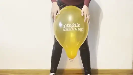 Looner kız sevimli kıyafetli ve kitty lateks maskeli 4 balon dışarı çıkıyor