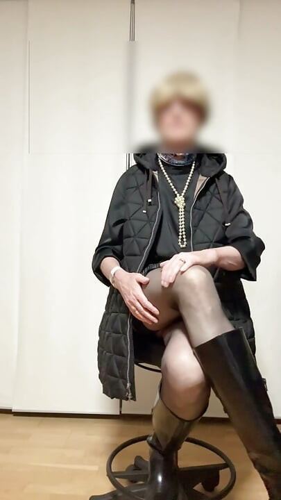Secretară în cizme și lenjerie care ajunge la orgasm