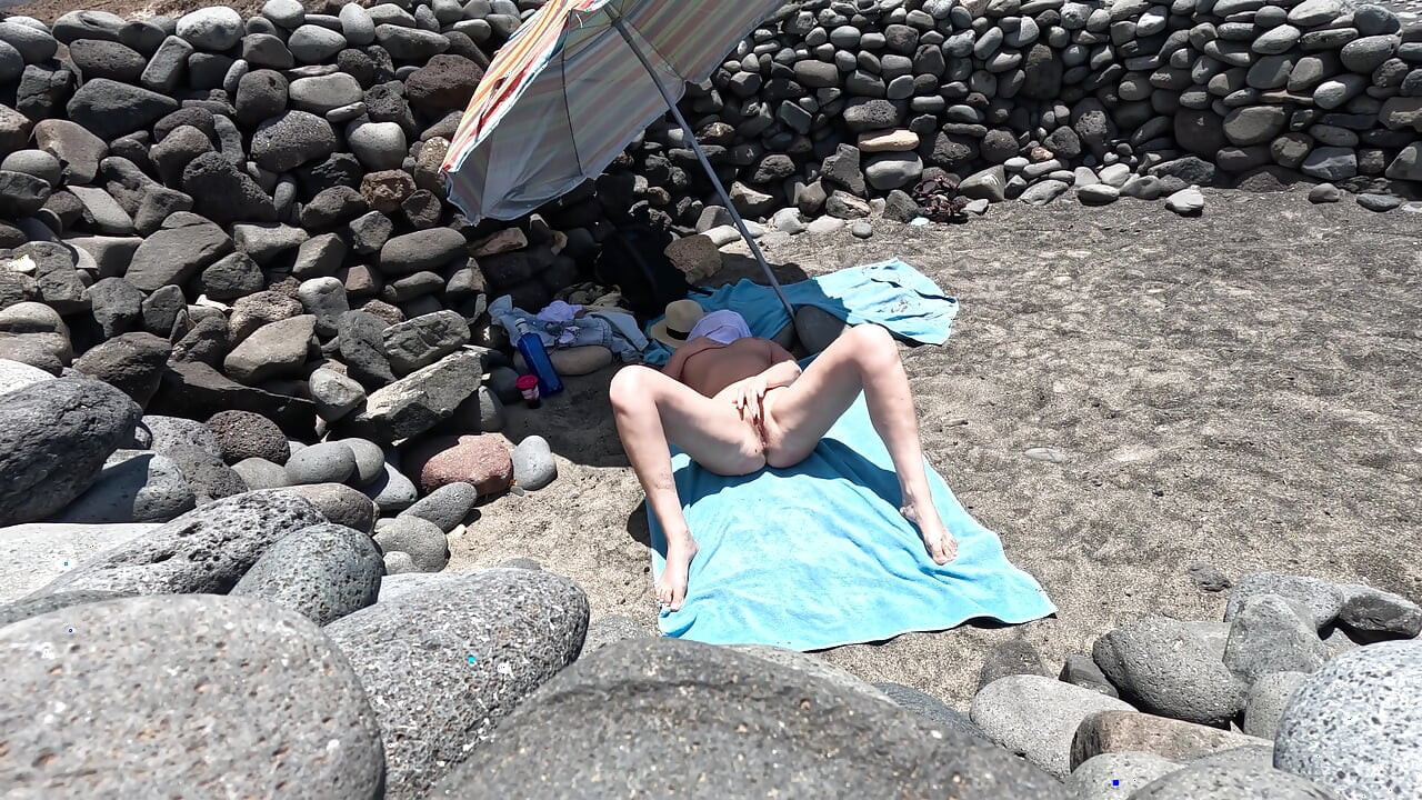 He Saw a Naked Girl on the Beach and Started Jerking off