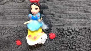 Puteri Snow White Figure Little Kingdom memancut penghormatan