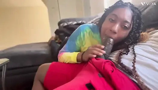 Фигуристую азиатскую черную порнозвезду жестко трахнул большой черный член прямо в горло спермоприемника