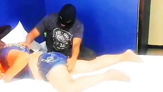 Üvey annemi odasında buluyorum ve amını yalıyorum